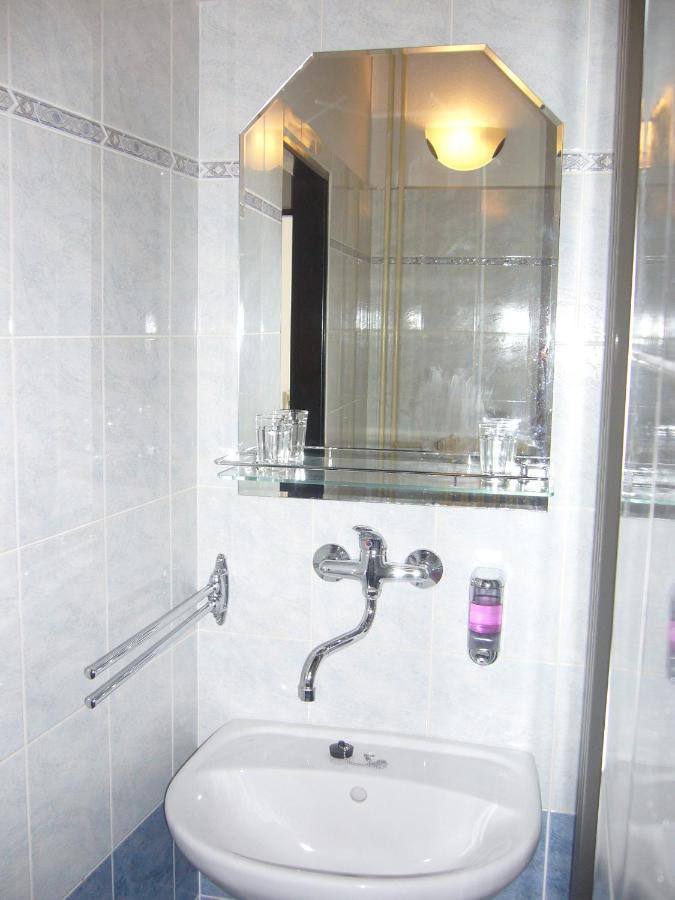 Hotel Posta Benesov  Luaran gambar