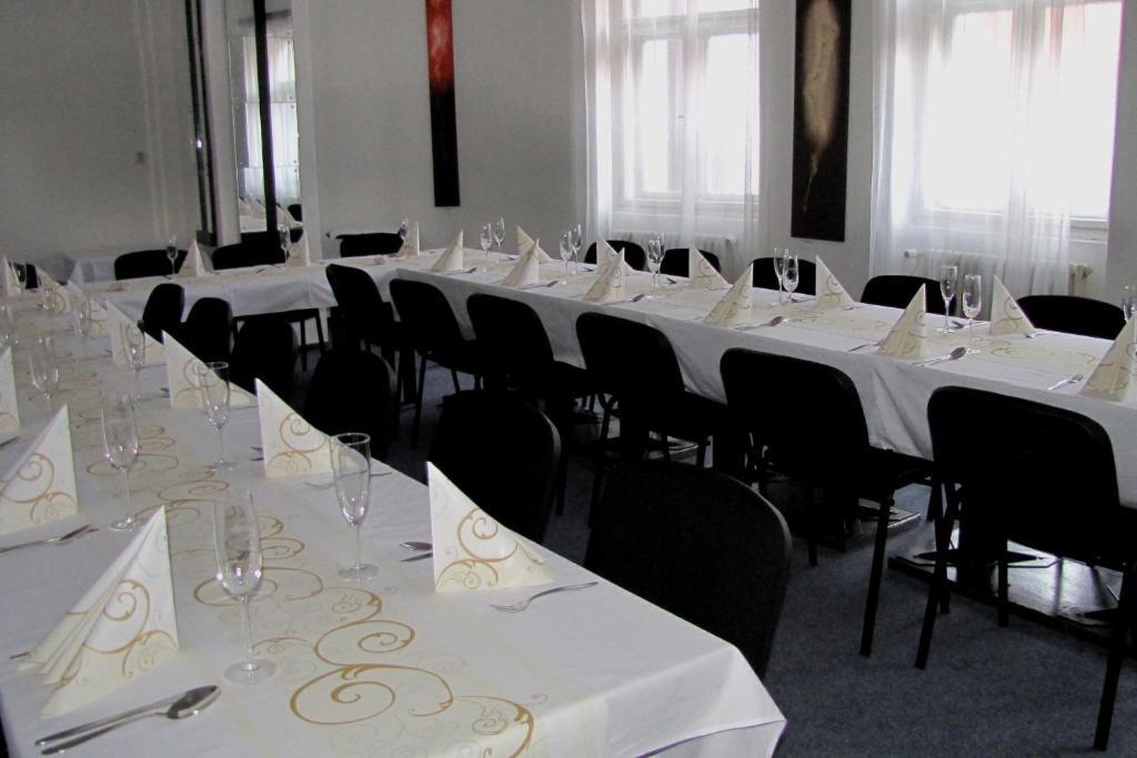 Hotel Posta Benesov  Luaran gambar